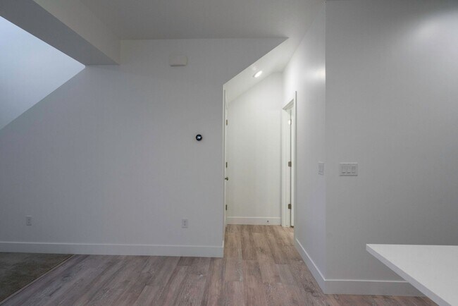 Building Photo - Well Maintained, 3 Bedroom and 2.5 Bathroom Townhome in Desert Color! Internet Included!
