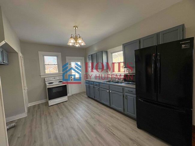 Building Photo - Two Bedroom House | Front Porch | Detached...