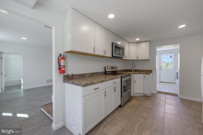 Building Photo - 1979 US-206