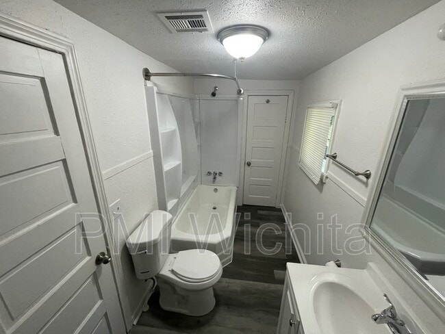 Building Photo - 2 Bedroom, 1 Bathrooms, newly renovated home, centrally located in Wichita Ks, will accept sectio...