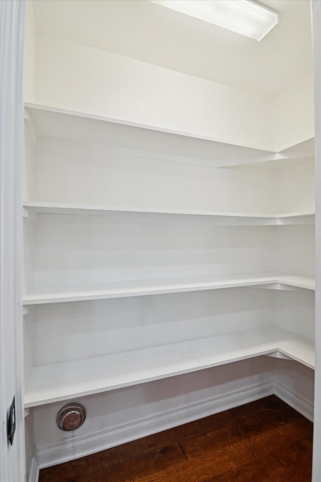 Building Photo - 934 W Huron St