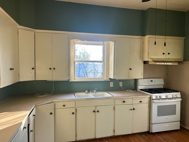 Building Photo - 206 Dallas St