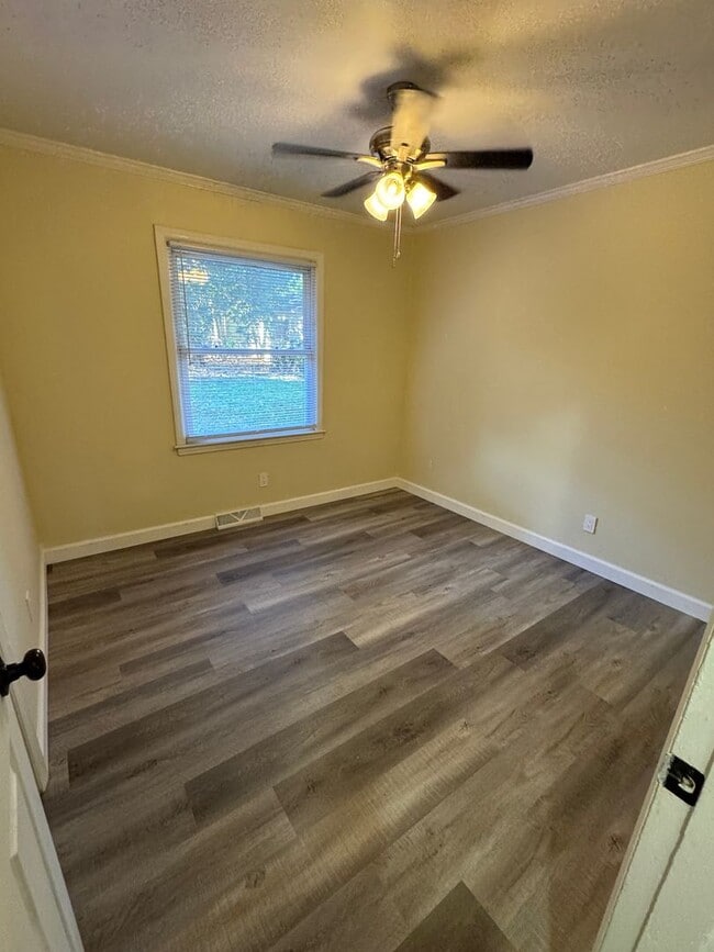 Building Photo - Beautiful 3 Bedroom in Windsor Park Neighborhood ( East Charlotte)