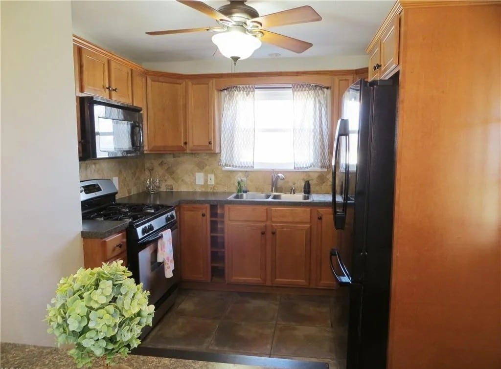 kitchen - 35 Grimm Heights Ave