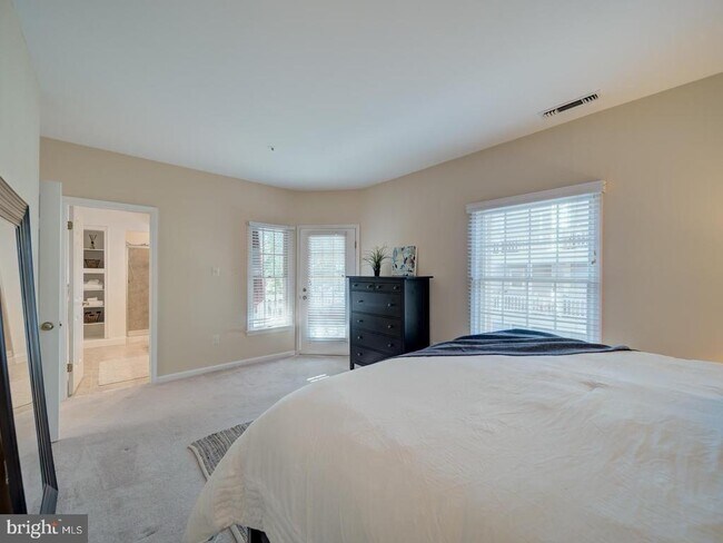 Building Photo - 2708 Summerview Way