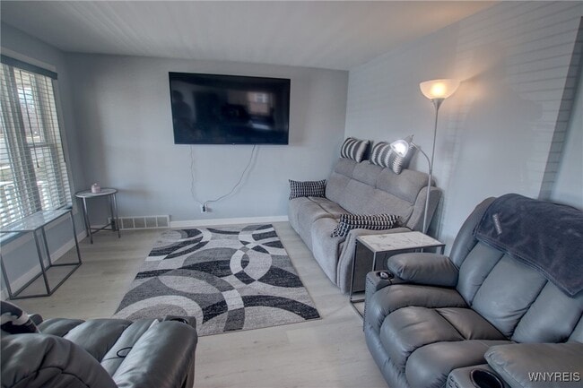 Building Photo - 190 W Elmview Ave