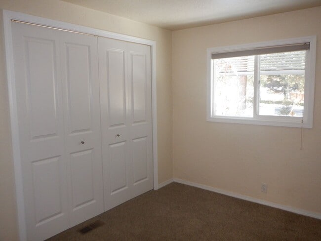 Building Photo - Remodeled SW Bend Single Level Home on Spa...