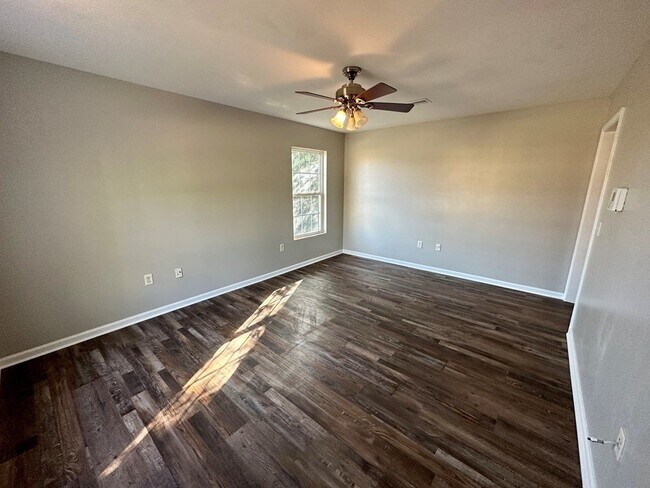 Building Photo - 305 N College St