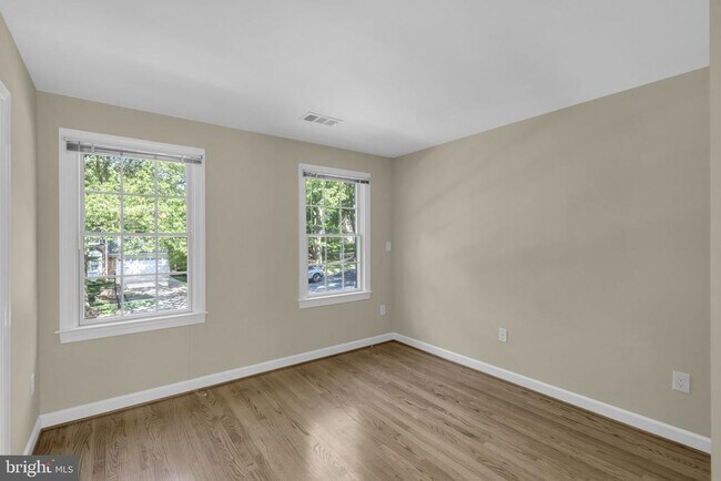 Building Photo - 2206 Fort Ward Pl
