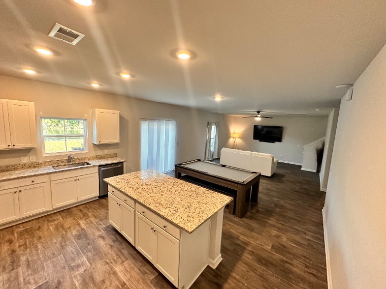 Building Photo - 321 Sweetbay Dr