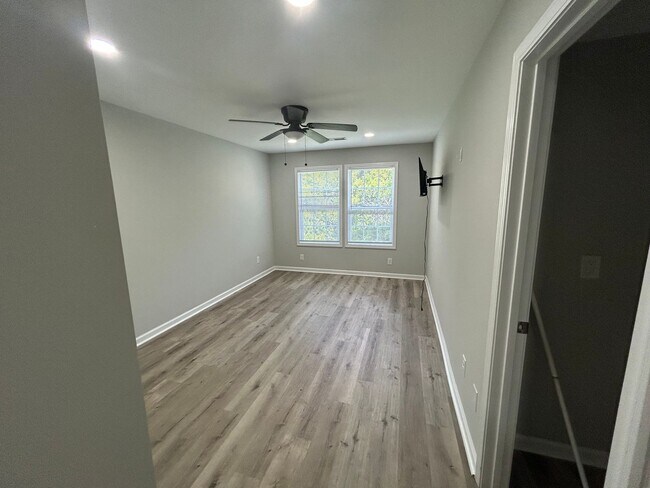 Building Photo - $1995  a Month For Lovely Duplex in Historic Melrose Heights