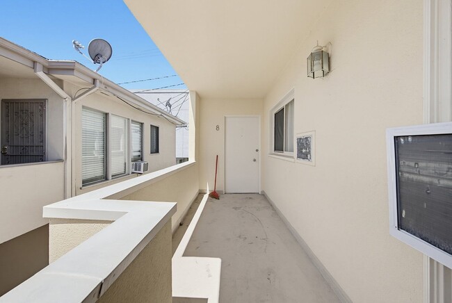 Building Photo - 337 Rexford Dr