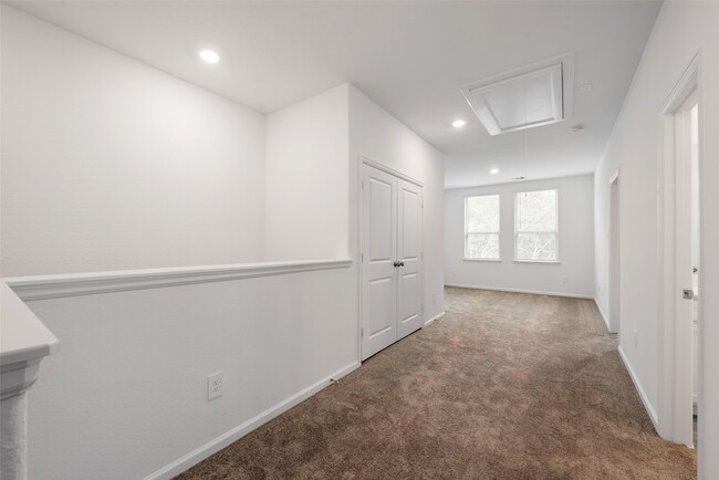 Building Photo - 653 Royal Arch Dr