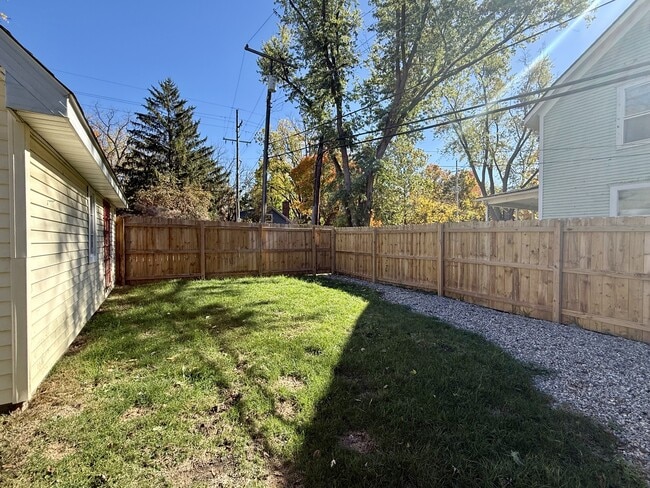 Building Photo - 718 Indianola Ave