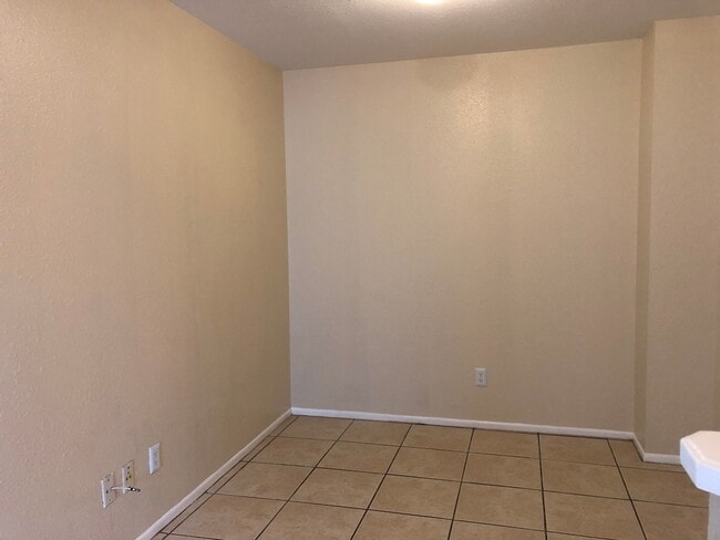 Building Photo - 7543 Windsor Oaks