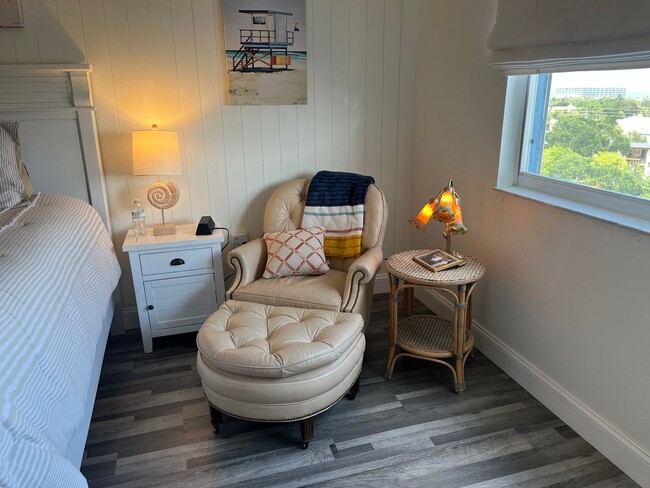 Building Photo - Stunning 2 bed 2 bath condo with terrific ...