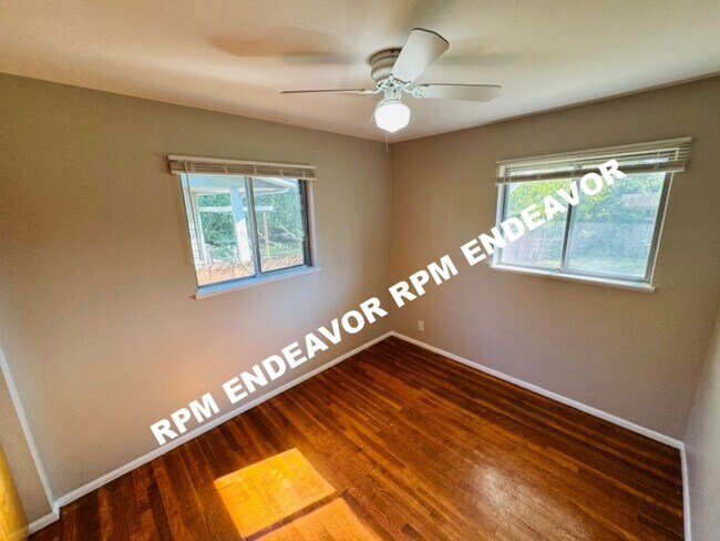 Building Photo - 3 Bed 1.5 Bath. Move in Ready! Deposit Fre...