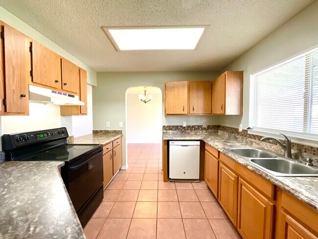 Building Photo - *MOVE IN SPECIAL*  3BD/2.5BA Dover Ridge Home Near 1604 – No Carpet, Fenced Yard & Covered Patio!