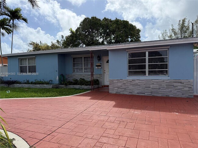 Building Photo - 1230 North Dr