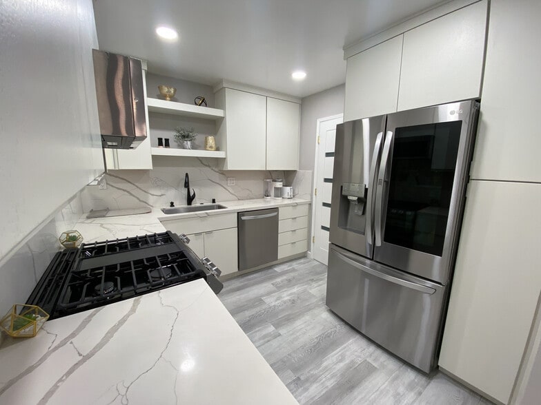 Kitchen - 18350 Hatteras St