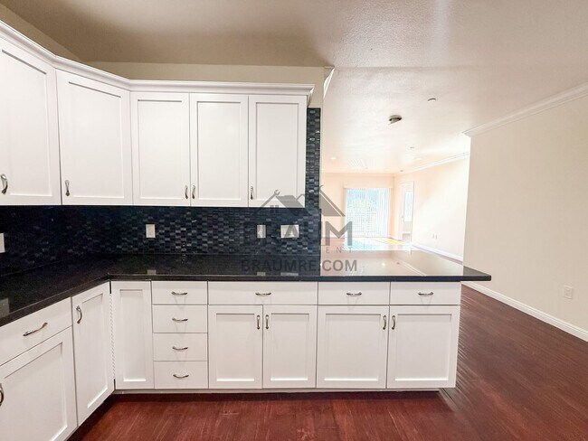 Building Photo - 332 S Virgil Ave