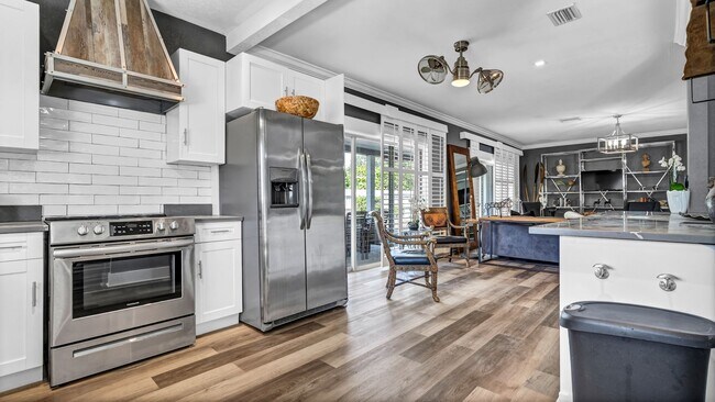 Building Photo - Executive Style Pool Home, 4br/2ba Home Av...