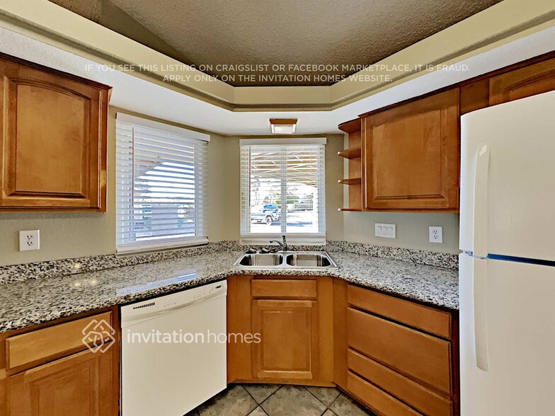 Building Photo - 8203 W Larkspur Dr