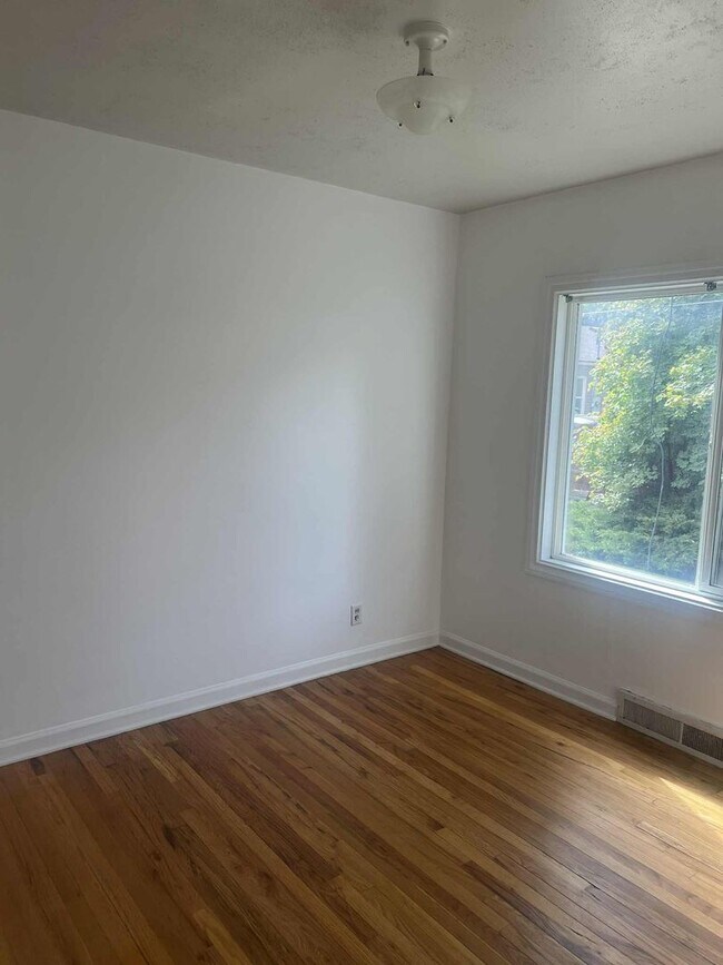 Building Photo - 760 S Lee Ave