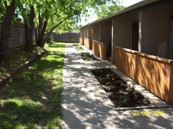 Building Photo - 406 N Oak St