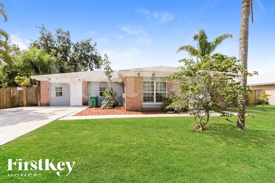 Building Photo - 438 SE Streamlet Ave