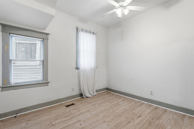 Building Photo - 538 E Waldburg St