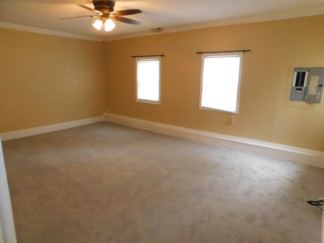Building Photo - Nice home near outlet mall