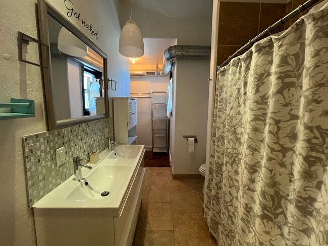 Building Photo - 217 Nw 22. 3 bed. 2 bath, 1 car garage w/ ...