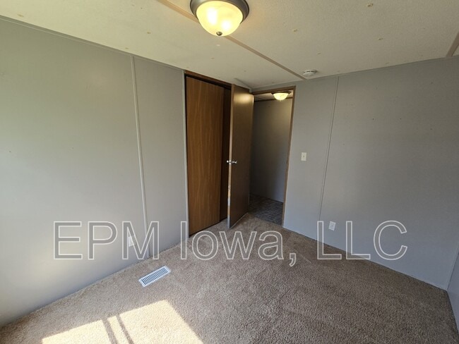 Building Photo - 700 W Ridgeway Ave