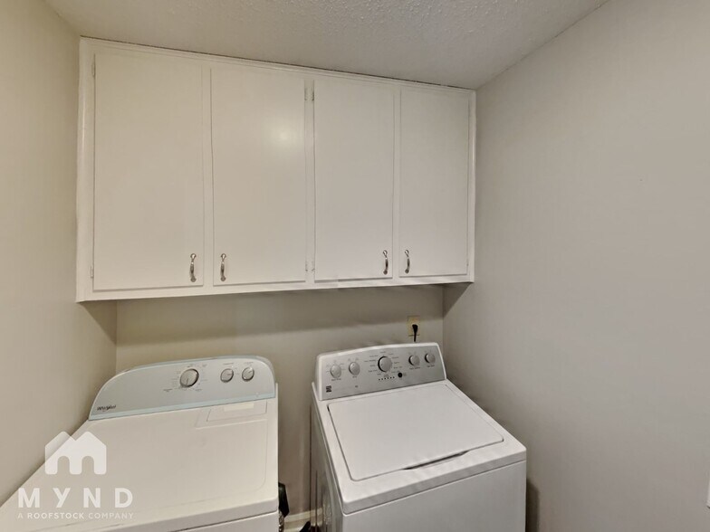 Building Photo - 5160 Rolling Meadows Dr