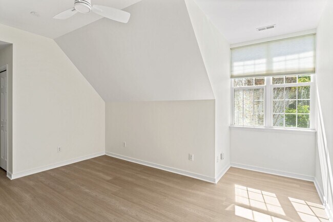 Building Photo - 4990 Lake Tree Ln