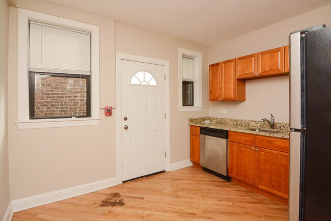 Building Photo - Quintessential 2 Bedroom, 1 Bath in Winnet...