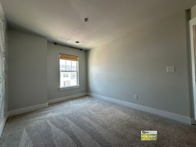 Building Photo - 3/2.5 Townhome Available Now!