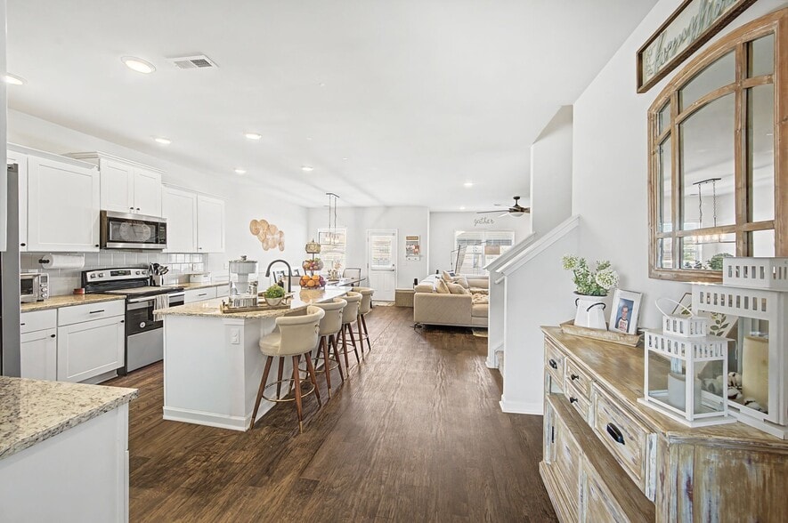 Building Photo - 2784 Nottingham Dr