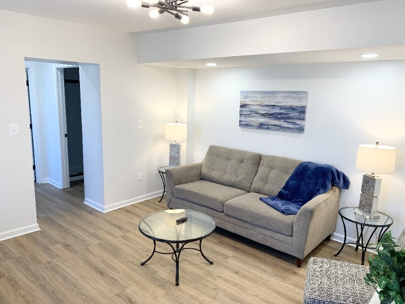 Building Photo - 1600 S Charles St