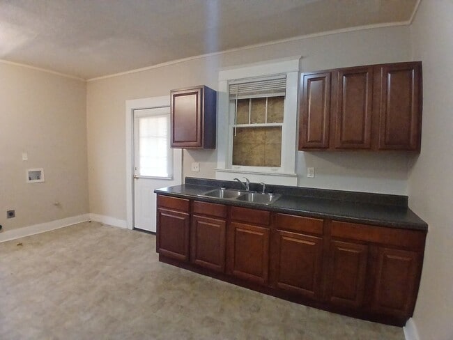 Building Photo - Newly Renovated 1BR/1BA Duplex near U of M
