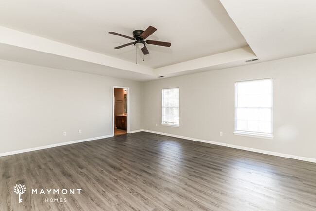 Building Photo - Stunning 5 Bedroom with Screened Back Porch!