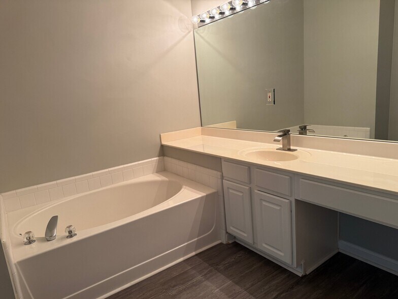 Building Photo - 3810 Timbercreek Cir