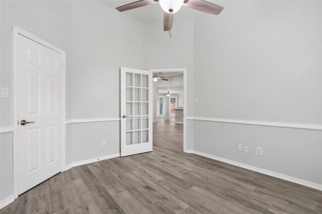 Building Photo - 25818 Overlake Dr