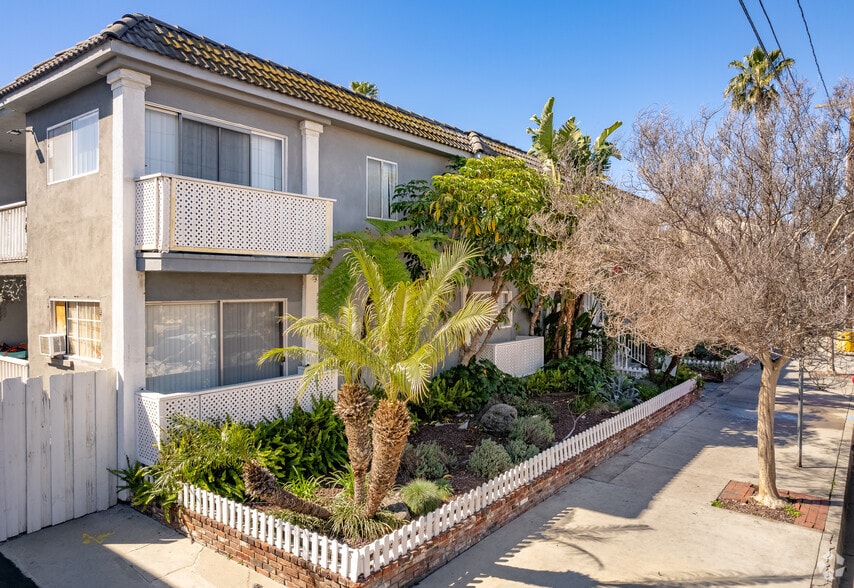 Primary Photo - 18414 Collins St