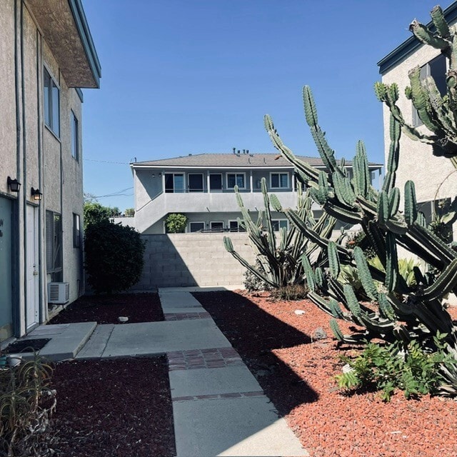 Building Photo - 5615 Satsuma Ave