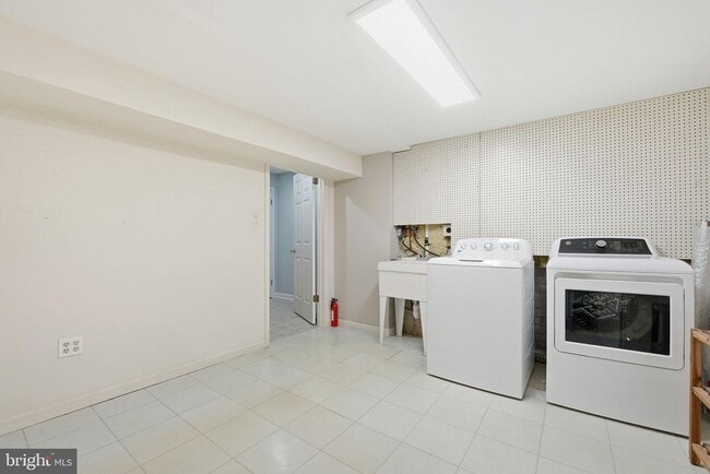 Building Photo - 9236 Northedge Dr