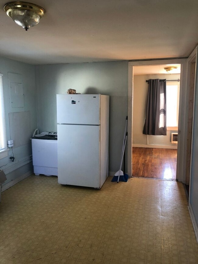 Building Photo - 1 Bed/1 Bath Upstairs Apartment located wa...