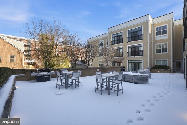 Building Photo - 989 S Buchanan St