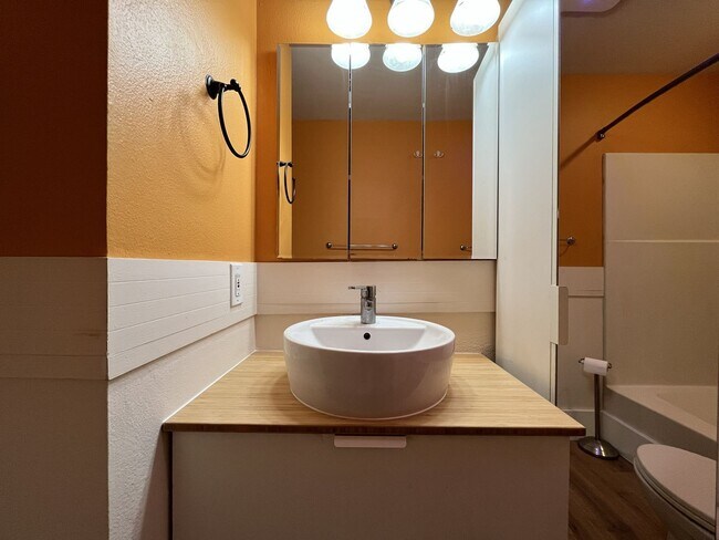 Building Photo - Beautifully Maintained Single-Level 3 Bedroom Home in North Plains Featuring Flexible Living Spac...